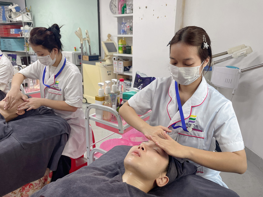 護(hù)膚三部曲有哪些項(xiàng)目？廣西學(xué)美容哪里便宜