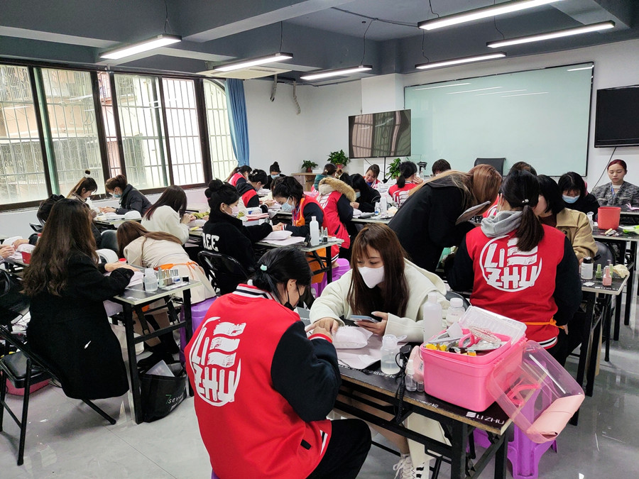 南寧美甲護理培訓：為什么你的指甲又脆又薄？