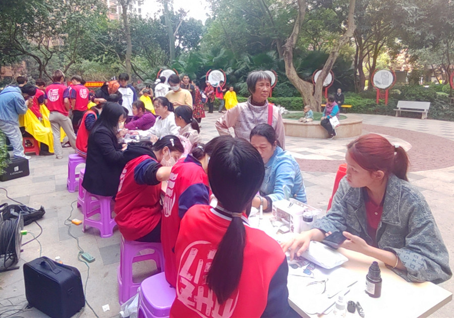 南寧美甲職業(yè)學(xué)校來到愛情海小區(qū)，為居民提供免費美甲