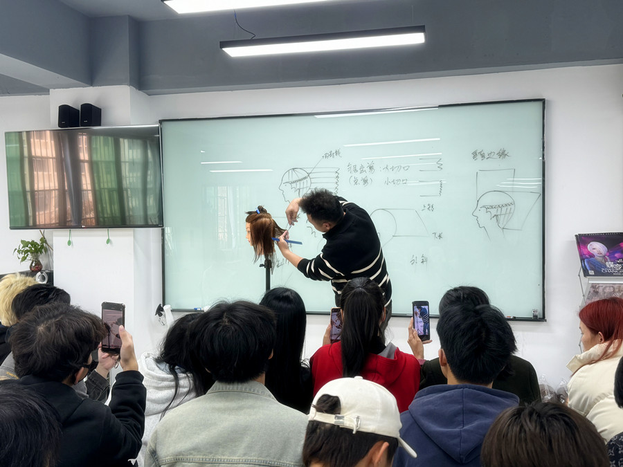 內(nèi)斜手法練習(xí)，廣西美發(fā)女士剪發(fā)培訓(xùn)