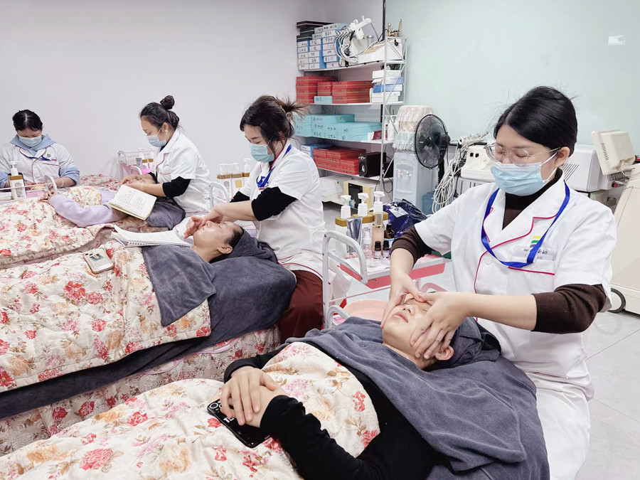 廣西美容學面部需要經(jīng)歷的兩個階段