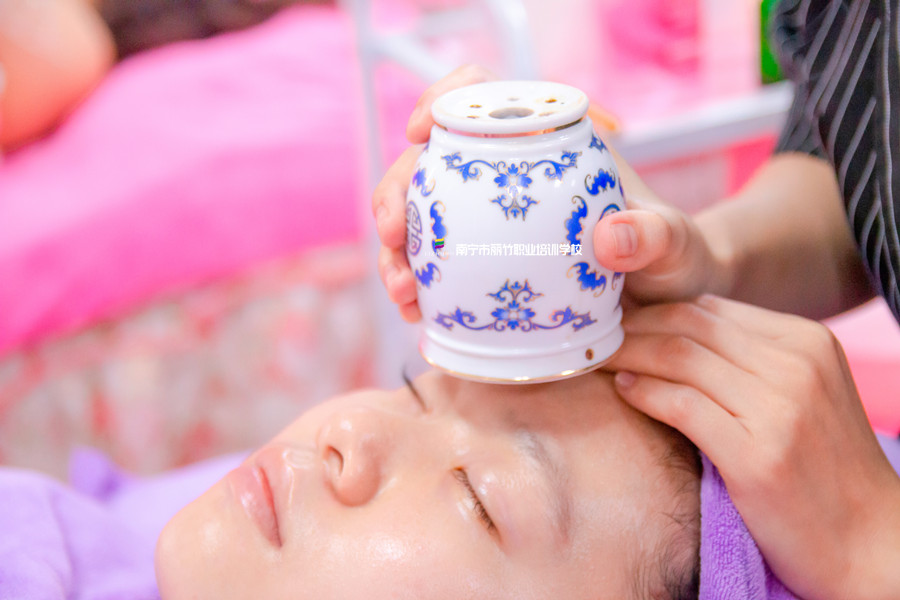 艾灸罐艾灸額頭的好處，廣西艾灸學(xué)校課程講解