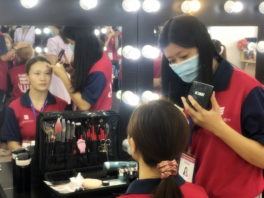 如何打造自然底妝？廣西彩妝教學(xué)基礎(chǔ)