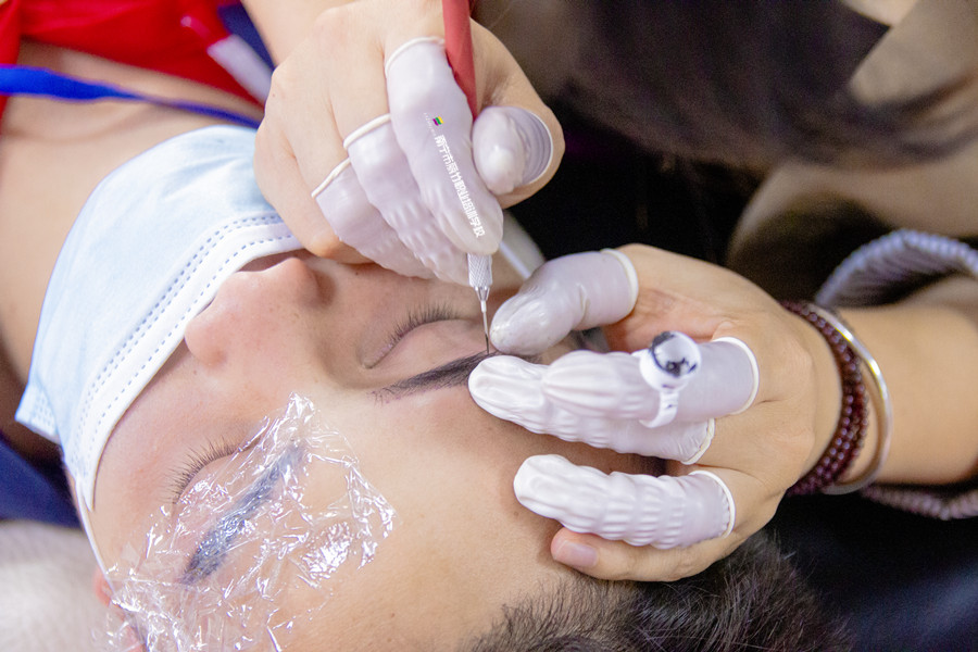 南寧紋眉：色乳不同濃稠度對(duì)眉毛的影響