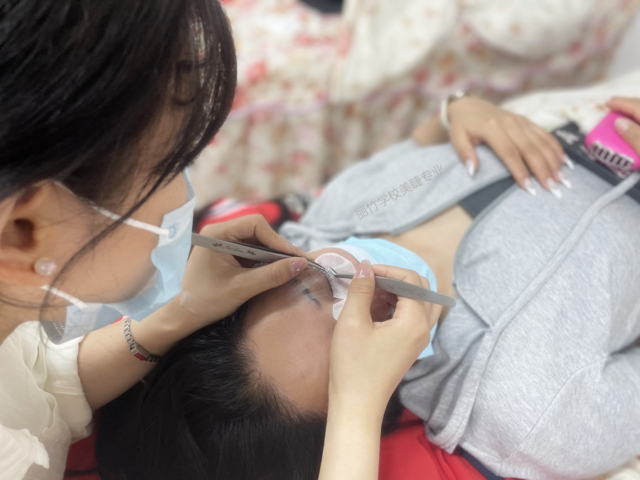 南寧美睫：不同經(jīng)驗(yàn)的美睫師如何選擇膠水？