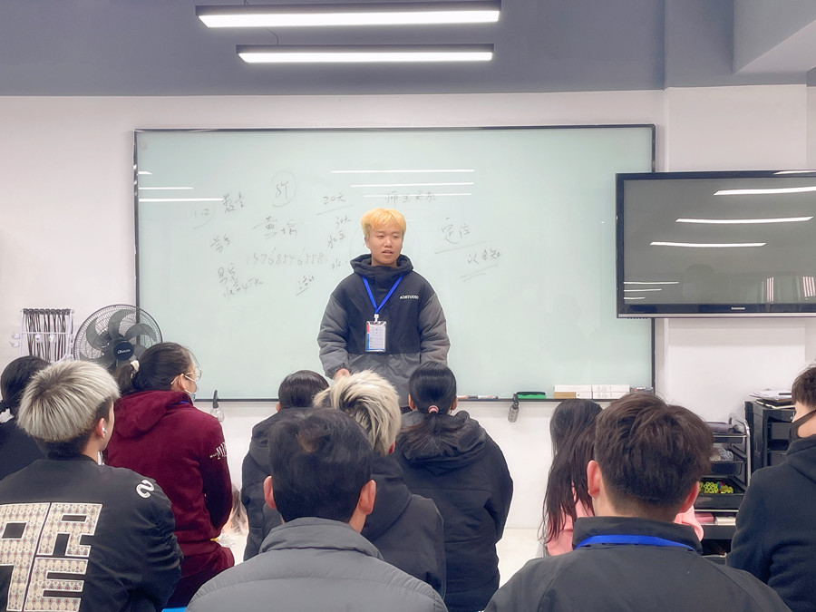 同學(xué)，歡迎來到廣西美發(fā)教育學(xué)校