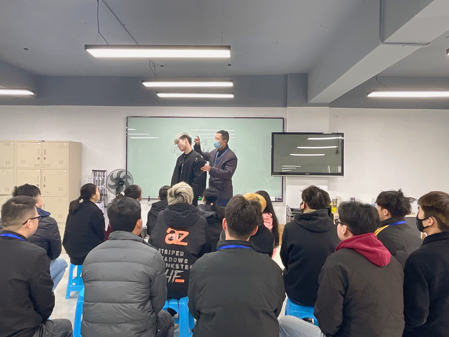 起發(fā)腳是什么？南寧學(xué)理發(fā)剪發(fā)培訓(xùn)