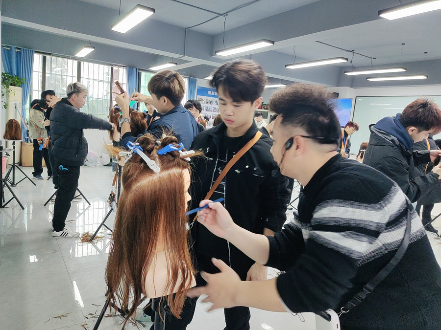 南寧剪女發(fā)哪里時尚？南寧哪里可以學(xué)剪女？