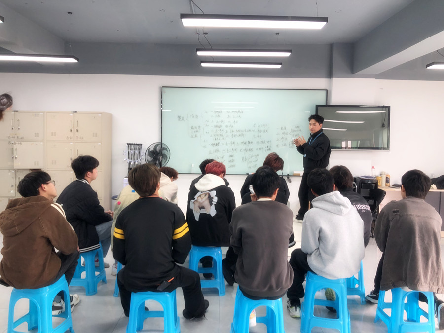 美發(fā)店常用的燙發(fā)方式，廣西燙染專業(yè)技術(shù)學(xué)?？偨Y(jié)分享