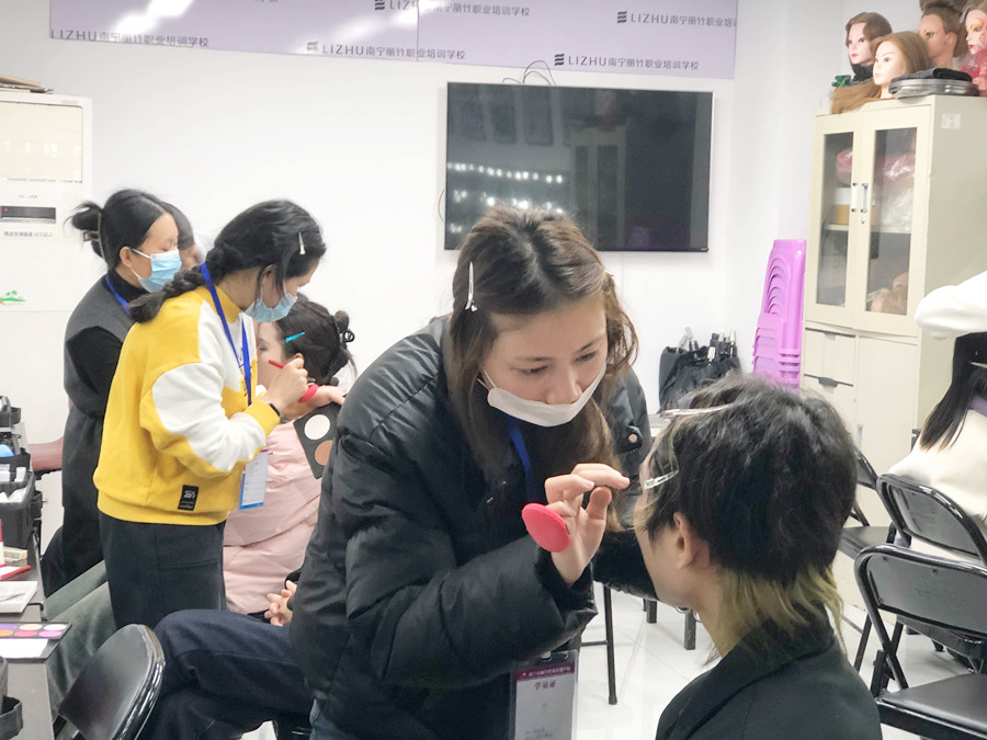 廣西化妝基礎(chǔ)短期：零基礎(chǔ)學(xué)化妝入門學(xué)什么？