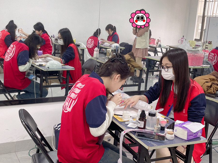 紙托光療延長技巧，廣西美甲專業(yè)教學