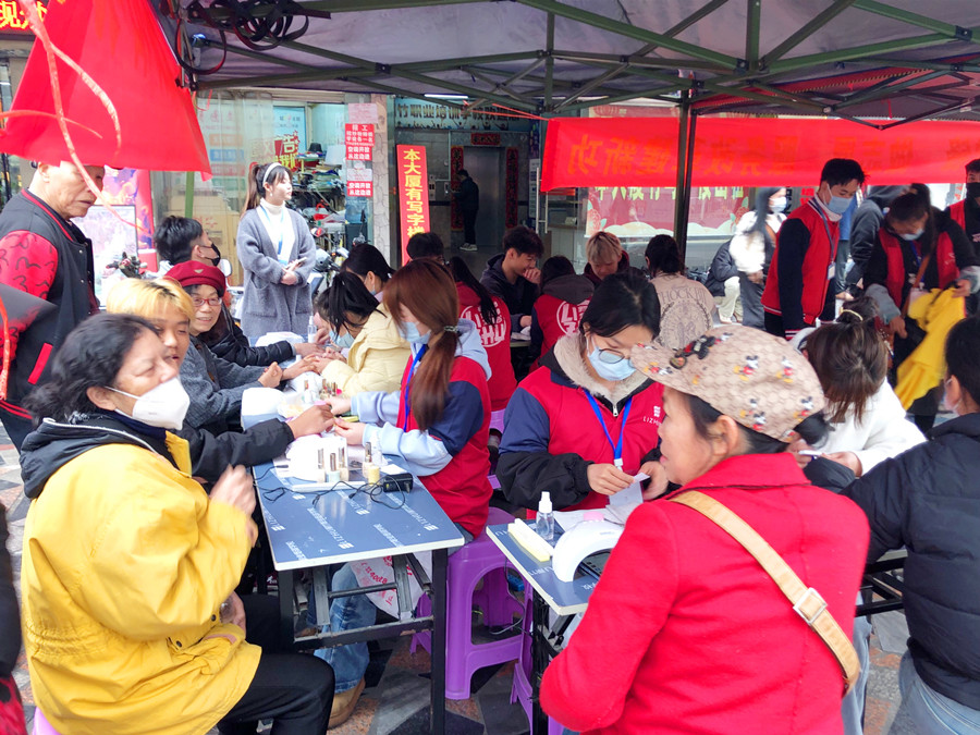 美甲活動免費，南寧美甲造型專業(yè)學(xué)校開啟“學(xué)雷鋒月”