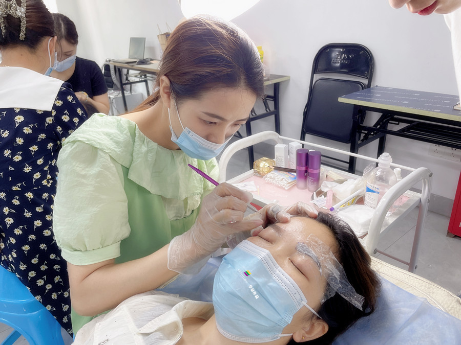 南寧教紋繡：如何掌握紋繡上色的時(shí)間？