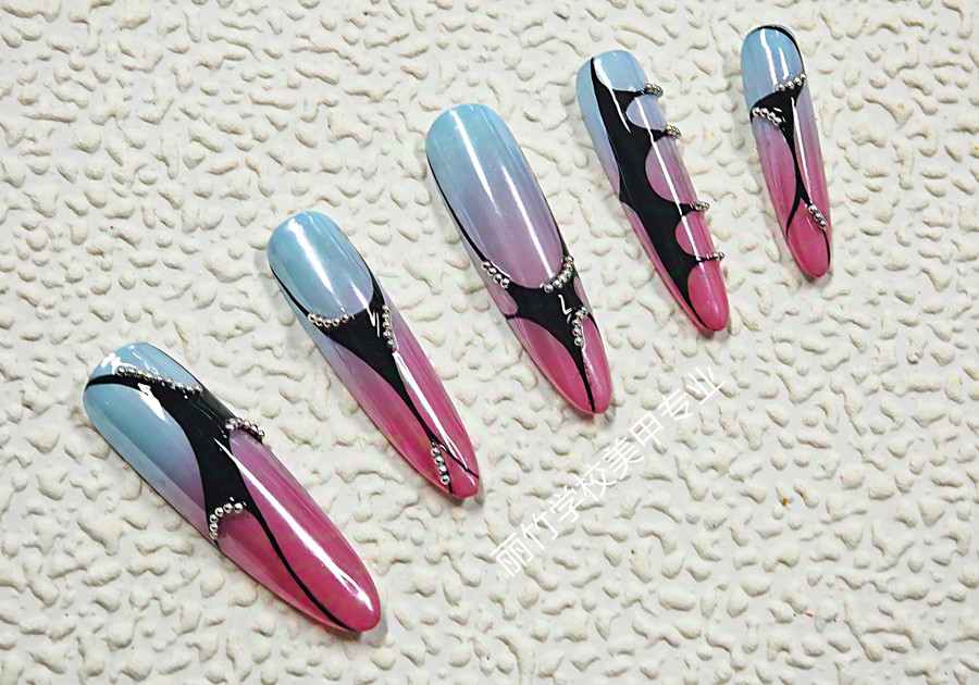  漸變線條美甲，廣西美甲學(xué)院實訓(xùn)作品