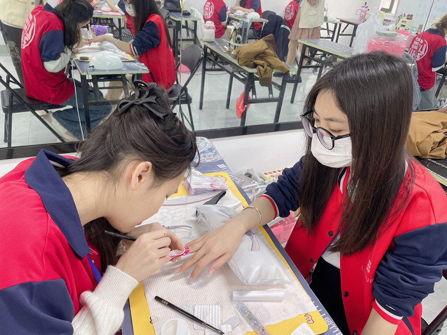 光療美甲進(jìn)氣泡怎么辦？南寧美甲課件講解