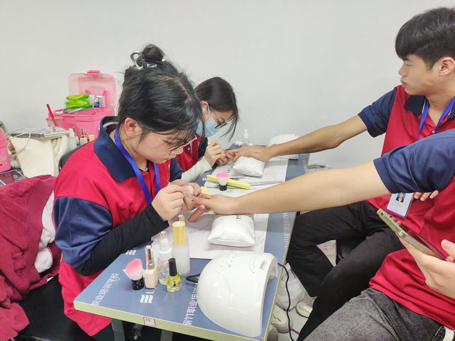 南寧學(xué)美甲的年齡限制？南寧學(xué)美甲去哪里？