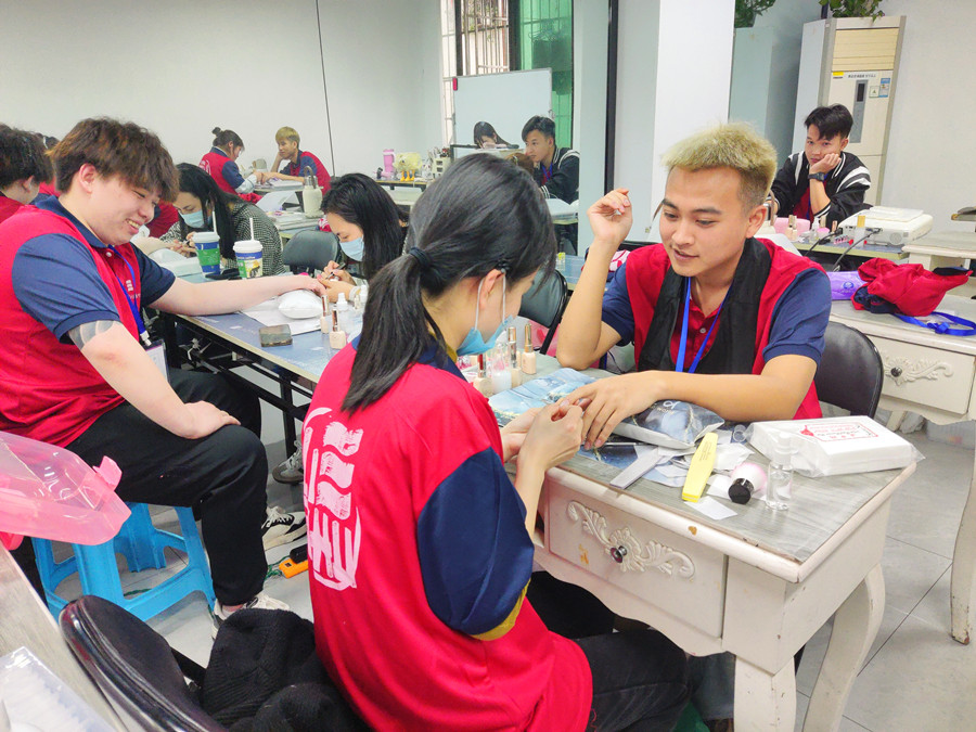 學(xué)美甲從零開(kāi)始：男士美甲如何選擇？