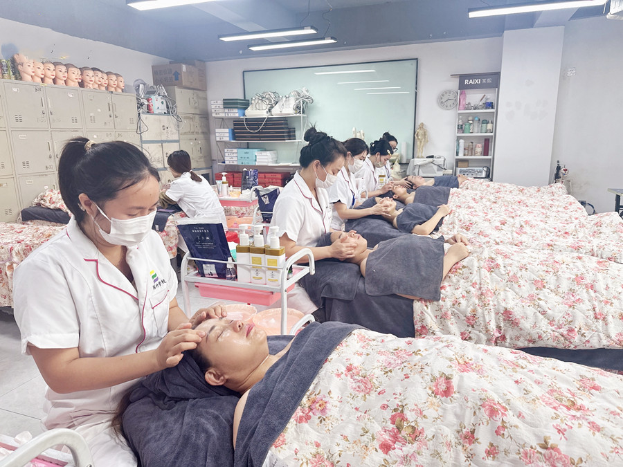 如何使用面霜進(jìn)行面部按摩？南寧教面部按摩