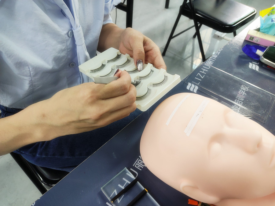 美睫單根嫁接教程，南寧美睫專業(yè)培訓(xùn)