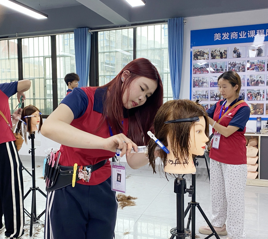 幼態(tài)臉選發(fā)型的關鍵，南寧剪發(fā)造型女士教學