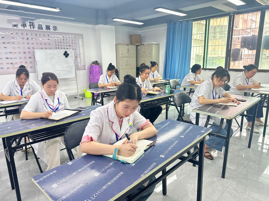 南寧學美容去哪學？麗竹學校美容專業(yè)歡迎您