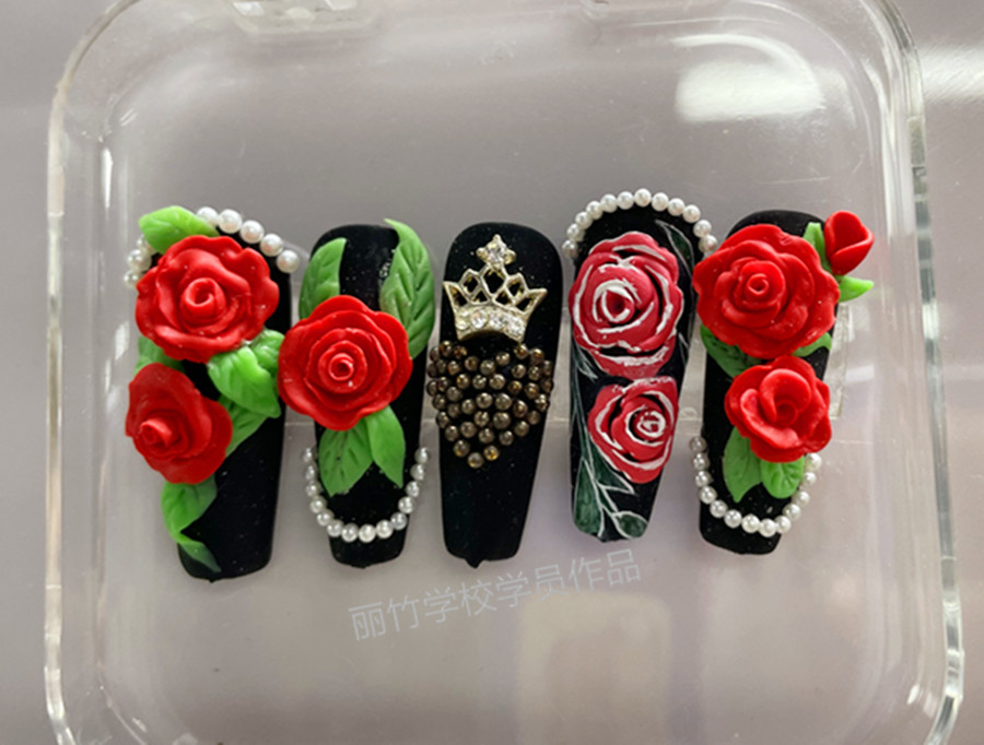 輕奢玫瑰雕花美甲，南寧美甲學(xué)校學(xué)員作品