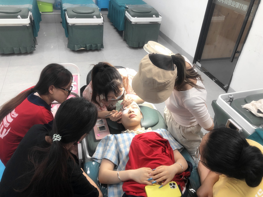 讓美睫保持時間長的技巧，學(xué)美睫從零開始