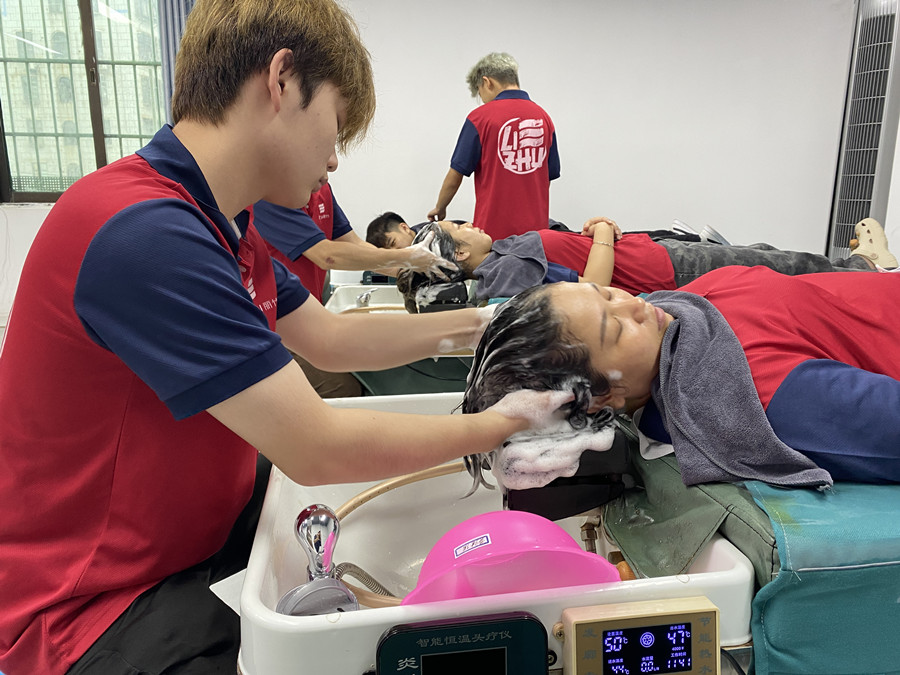 如何成為一個合格的美發(fā)洗護師？南寧洗頭專業(yè)