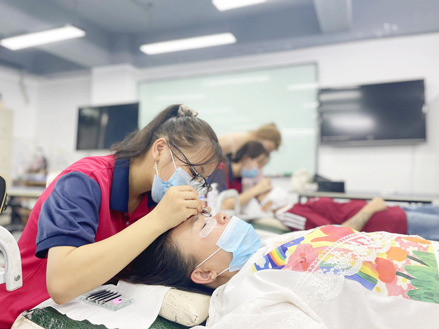 如何成為高價美睫師？南寧美睫學校排行分享技巧