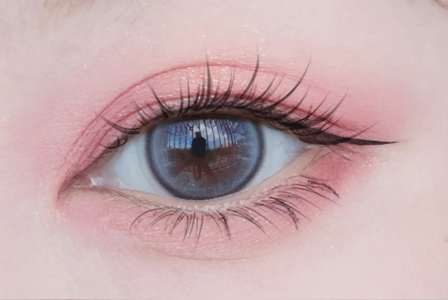 眼影平涂法重點解析，廣西化妝專業(yè)教學(xué)