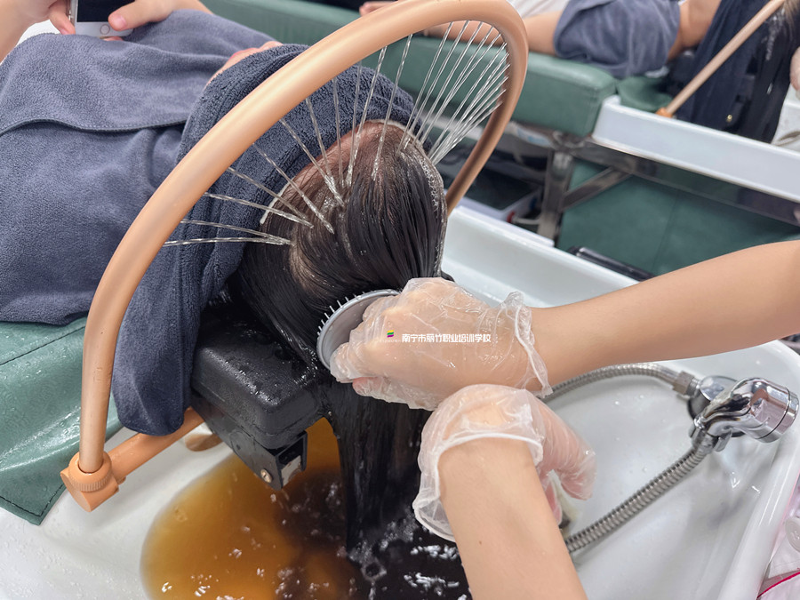 艾葉煮水洗頭好處？廣西頭療養(yǎng)發(fā)學(xué)校講解