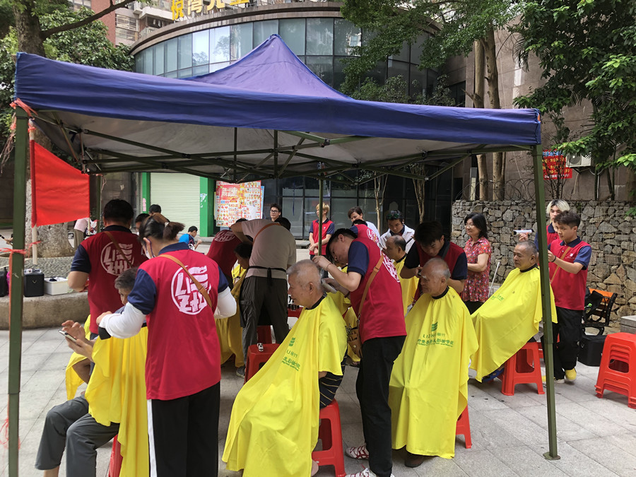 廣西美發(fā)職業(yè)學(xué)校開展“學(xué)雷鋒”免費(fèi)理發(fā)活動。