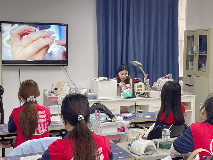 廣西學(xué)美甲有前途嗎？廣西美甲行業(yè)的前景如何？