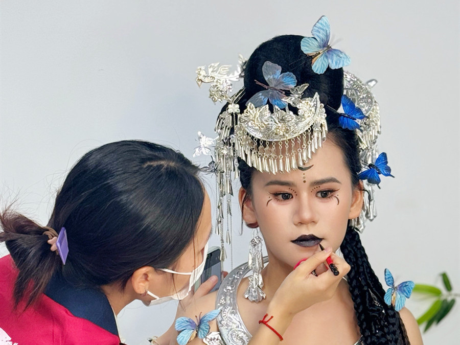 苗疆寫真造型，學(xué)化妝寫真南寧市