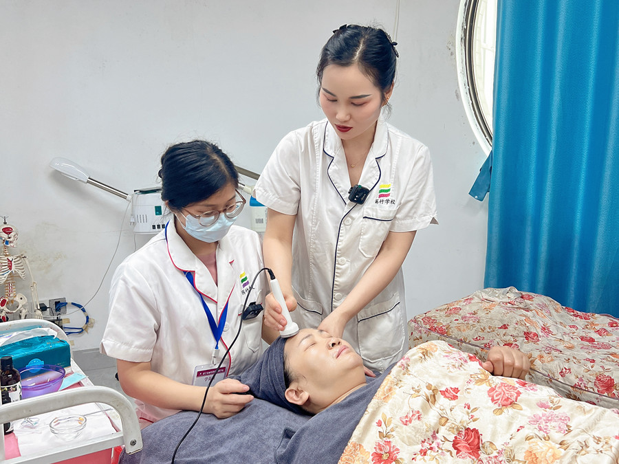 定期深層清潔面部肌膚的好處，廣西美容護(hù)膚學(xué)習(xí)