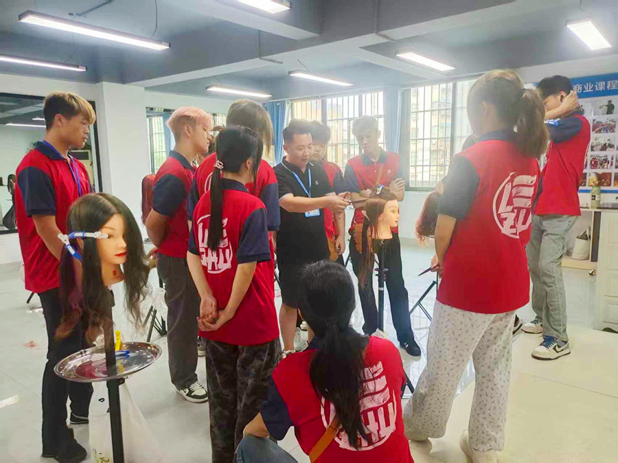 高層次鎖骨發(fā)的特點(diǎn)，0基礎(chǔ)學(xué)剪發(fā)