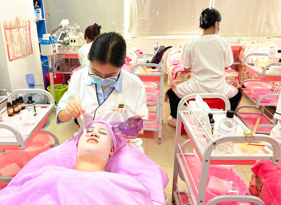 夏季補(bǔ)水的重要性，南寧美容護(hù)膚養(yǎng)顏學(xué)校分享