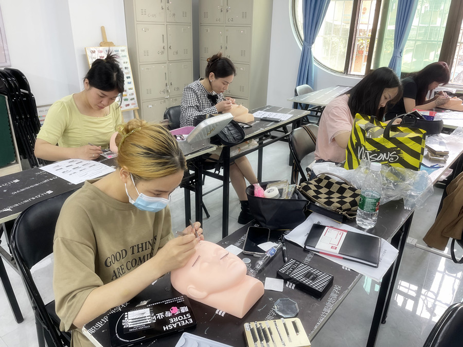 睫毛的基礎(chǔ)知識(shí)，南寧美甲培訓(xùn)正規(guī)講解