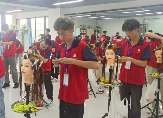 廣西學(xué)美發(fā)有前途嗎？廣西美發(fā)發(fā)展前景