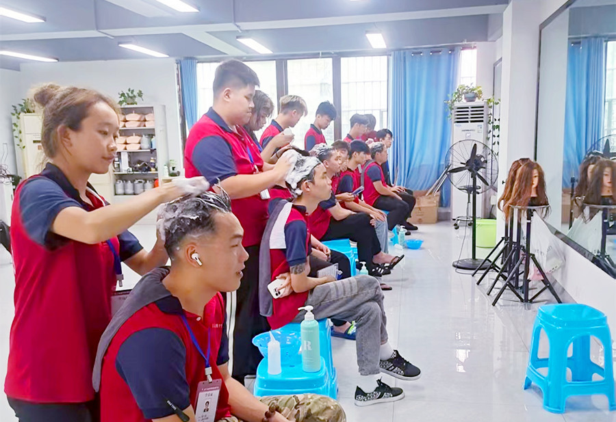 廣西美發(fā)店洗護(hù)培訓(xùn)學(xué)員課堂練習(xí)