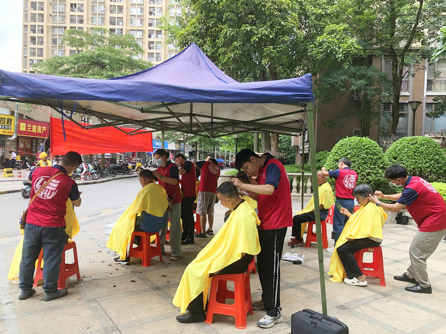 麗竹學校免費理發(fā)服務送到家，居民連聲感謝