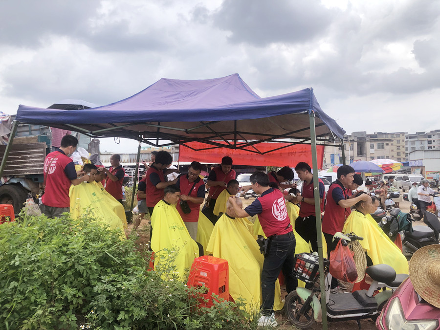 南寧美發(fā)男士精剪造型班外出義剪，大受歡迎