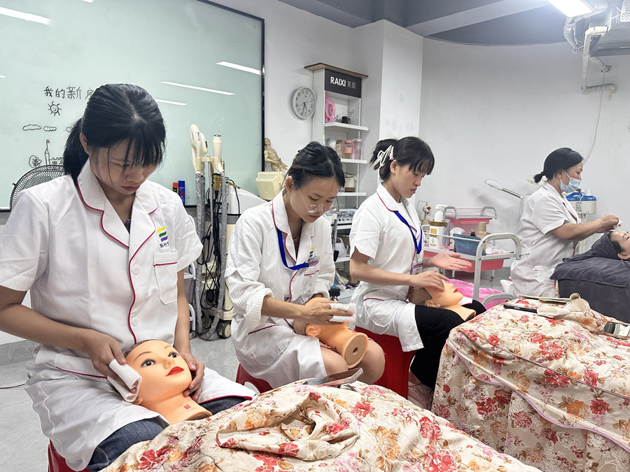 美容新手用假頭模練習(xí)的好處，學(xué)美容0基礎(chǔ)