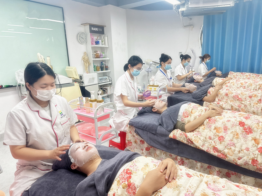 面部護(hù)理實(shí)操課堂練習(xí)，南寧美容護(hù)膚實(shí)訓(xùn)