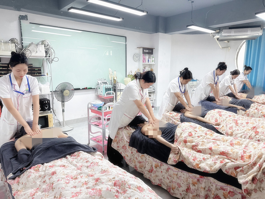 零基礎(chǔ)背部按摩實(shí)操課，廣西美容課堂隨拍