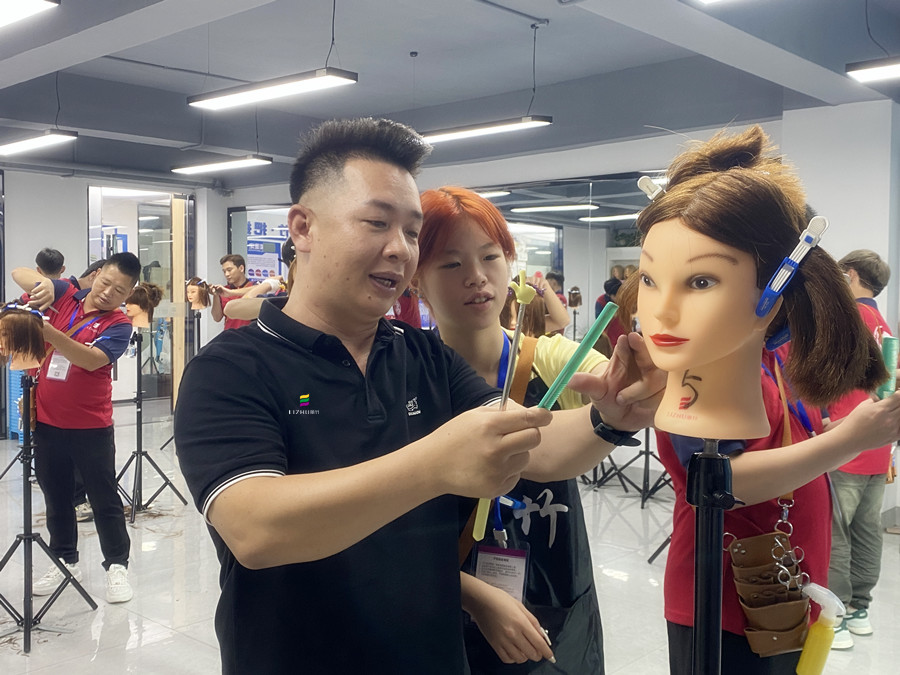 南寧美發(fā)女士精剪學員操作，南寧美發(fā)訓練