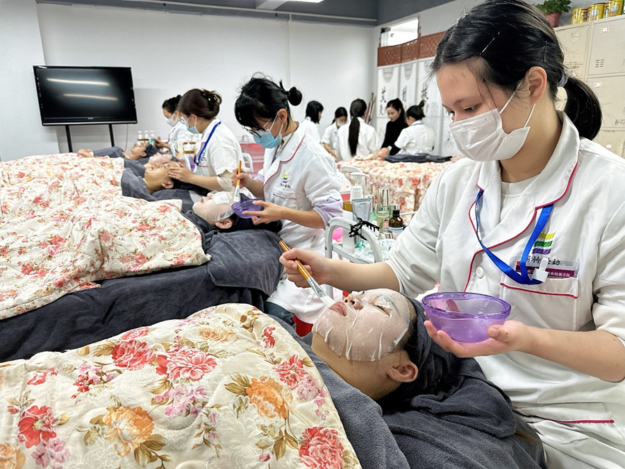 不同膚質(zhì)敷面膜的頻率，南寧護膚學(xué)校分享