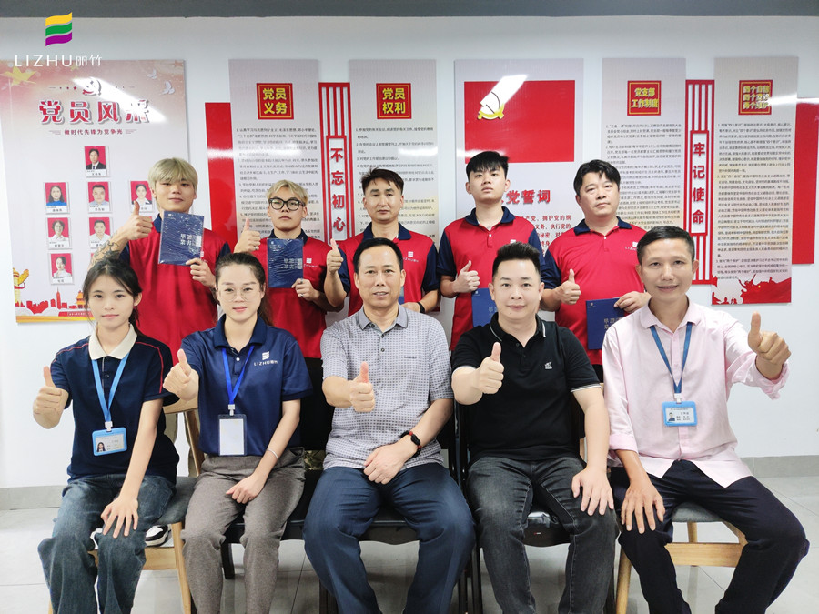 廣西美發(fā)學校畢業(yè)，校長頒發(fā)證書寄祝福