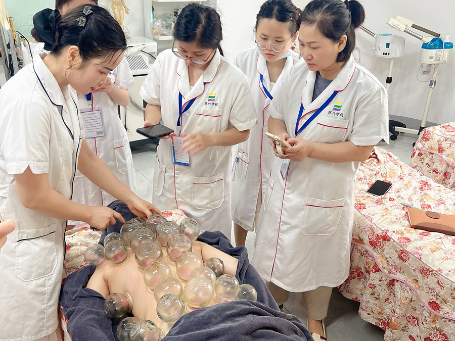 廣西美容真人實操，解鎖背部拔罐新技能