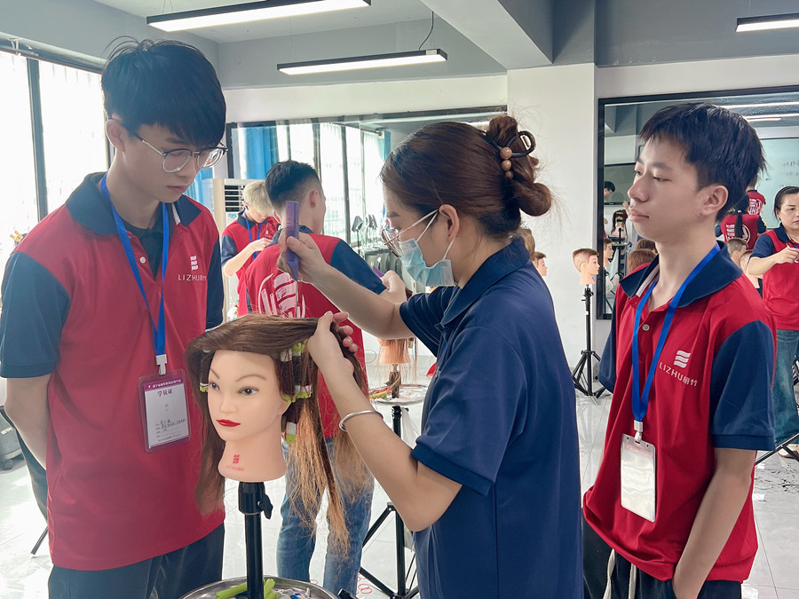 不同類型的標準杠打造卷發(fā)有何不同